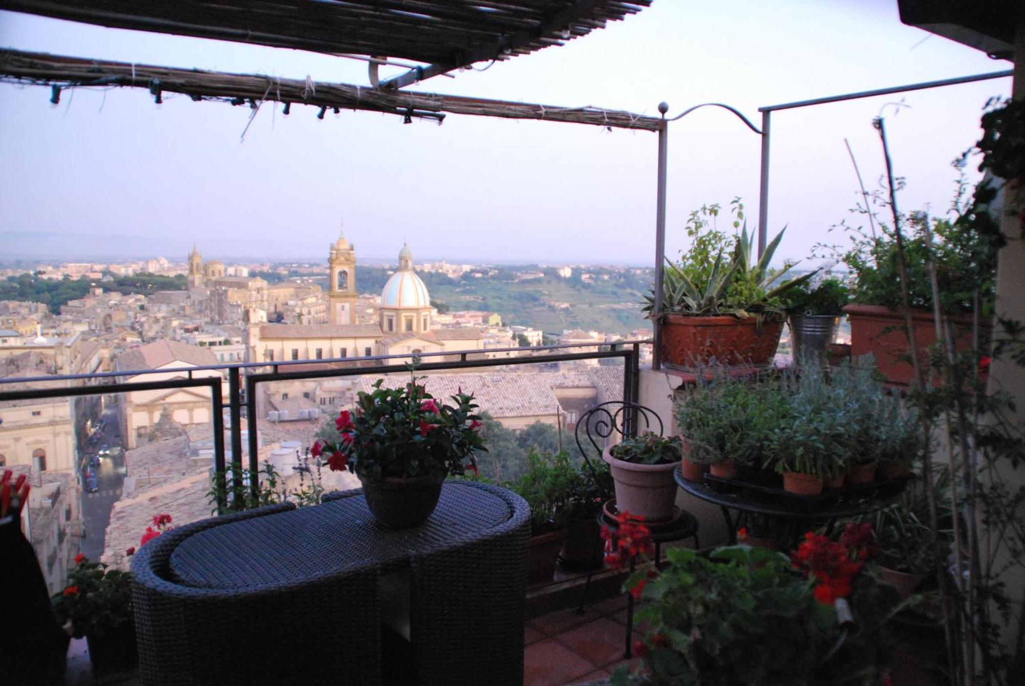 קלטג'ירונה Casa Tipica Siciliana Patronale Home Bedandbreakfast Tremetrisoprailcielo Camere Con Vista, Colazione Interna In Terrazzo Panoramico מראה חיצוני תמונה