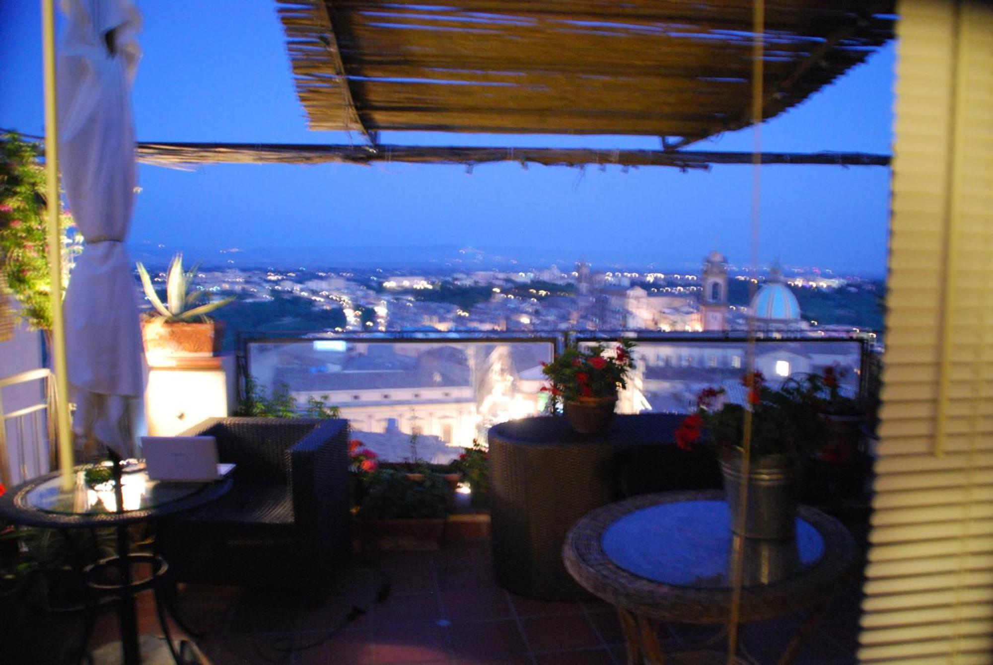 קלטג'ירונה Casa Tipica Siciliana Patronale Home Bedandbreakfast Tremetrisoprailcielo Camere Con Vista, Colazione Interna In Terrazzo Panoramico מראה חיצוני תמונה